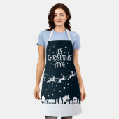 クリスマスタイムフェスティバルブルーホリデーサンタトナカイ エプロン (着用した状態)