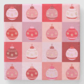 クリスマスチェック – ピンクと赤の市松模様にオーナメント ストーンコースター (正面)