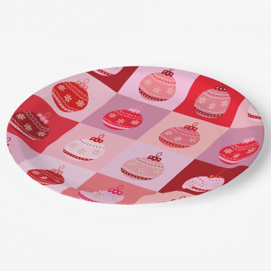 クリスマスチェック – ピンクと赤の市松模様にオーナメント ペーパープレート (アングル)