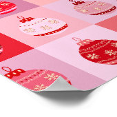 クリスマスチェック – ピンクと赤の市松模様にオーナメント ポスター (角)