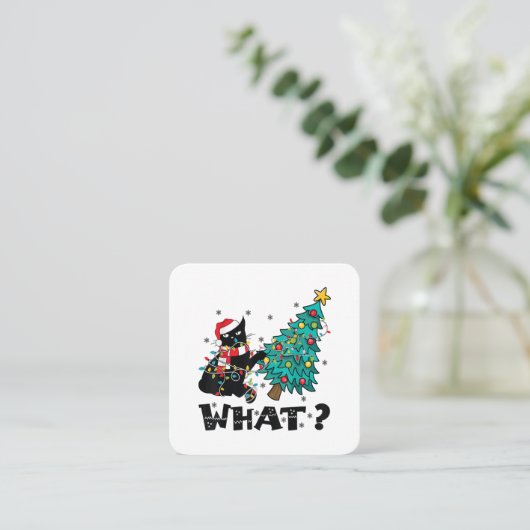 クリスマスツリーおもしろいを押している黒猫サンタ スクエア名刺 (スタンド正面)