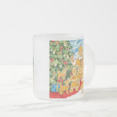 クリスマスツリーが付いているジンジャーブレッド家族 フロストグラスマグカップ (正面右)