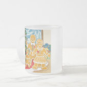 クリスマスツリーが付いているジンジャーブレッド家族 フロストグラスマグカップ (正面左)