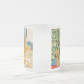 クリスマスツリーが付いているジンジャーブレッド家族 フロストグラスマグカップ (中央)