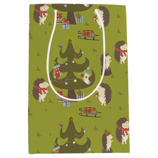 クリスマスツリーとそりの子供たちのかわいいハリネズミ ミディアムペーパーバッグ (正面)