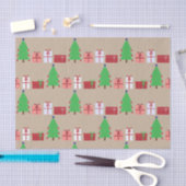 クリスマスツリーとギフトオンベージュティッシュペーパー 薄葉紙 (クラフト)