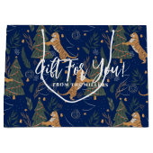 クリスマスツリーとタイガースのダークブルーの背景 ラージペーパーバッグ (正面)