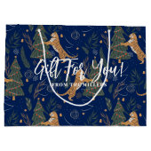 クリスマスツリーとタイガースのダークブルーの背景 ラージペーパーバッグ (裏面)