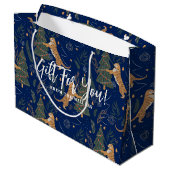 クリスマスツリーとタイガースのダークブルーの背景 ラージペーパーバッグ (裏面アングル)