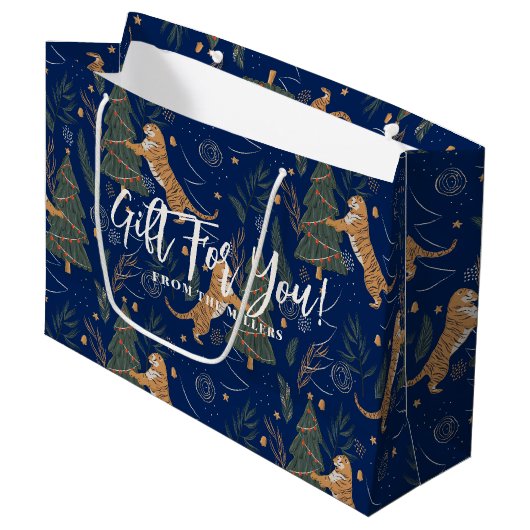 クリスマスツリーとタイガースのダークブルーの背景 ラージペーパーバッグ (正面アングル)