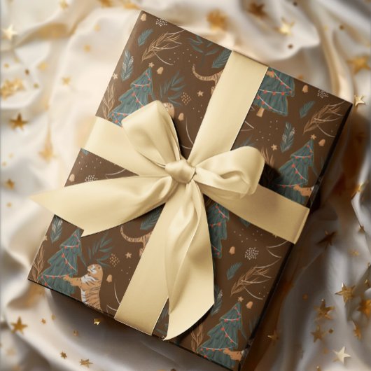 クリスマスツリーとタイガースのパターン茶色の背景 ラッピングペーパー