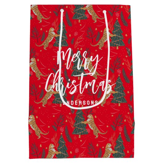 クリスマスツリーとタイガースのパターン赤い背景 ミディアムペーパーバッグ (裏面)