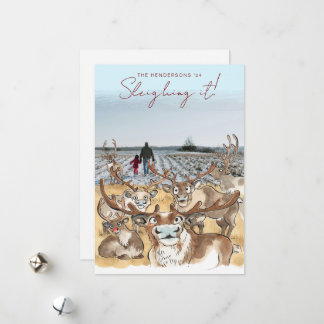 クリスマスツリーとトナカイの楽しいホリデー写真カード　空は青く澄んで シーズンカード