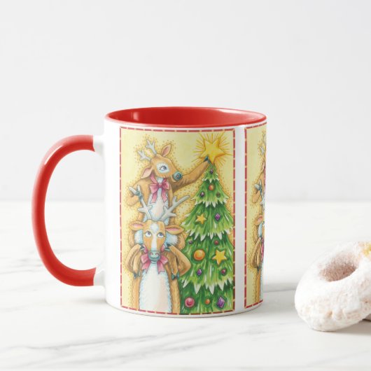 クリスマスツリーと星を持つ可愛いトナカイ マグカップ (ドーナツ)
