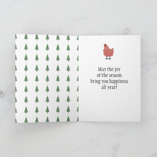 クリスマスツリーと贈り物に赤と緑の鶏がついている シーズンカード (内部)