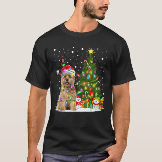 クリスマスツリーに電気を点けるサンタ ケアン・テリア 犬 クリスマス Tシャツ