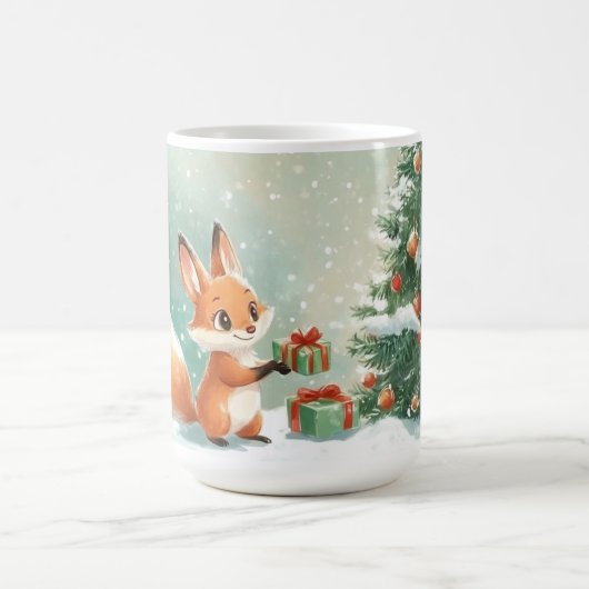 クリスマスツリーのそばでの狐の初雪 コーヒーマグカップ (中央)