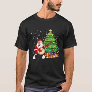 クリスマスツリーのそばでバンジョーを演奏するサンタクロース Tシャツ