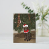 クリスマスツリーのそばに座っている犬 シーズンポストカード (スタンド正面)