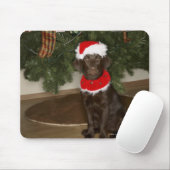 クリスマスツリーのそばに座っている犬 マウスパッド (マウス)