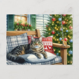 クリスマスツリーのそばに横たわるかわいい猫の姿 ホリデーポストカード ポストカード