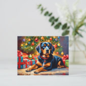 クリスマスツリーのそばのかわいい犬 シーズンポストカード (スタンド正面)