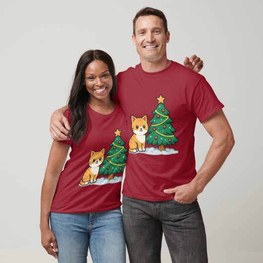 クリスマスツリーのそばのキャラクター猫 雪景色ステッカー Tシャツ (ユニセックス)