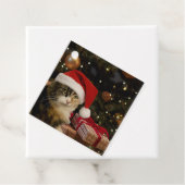 クリスマスツリーのそばのサンタ猫 ギフトタグ フェイバータグ (インサイチュ)