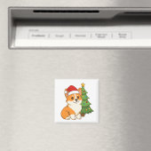 クリスマスツリーのそばの赤い帽子のかわいいコーギー犬 マグネット (インサイチュ (食洗機))