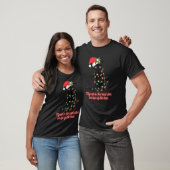 クリスマスツリーのイルミネーションに絡まった黒猫サンタ Tシャツ (ユニセックス)