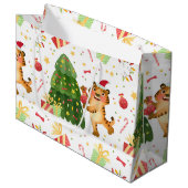 クリスマスツリーのギフトパターンのクリスマスリトルタイガー ラージペーパーバッグ (正面アングル)