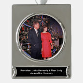 クリスマスツリーのジョン・ケネディ&ジャクリーン会長 シルバープレートバナーオーナメント (正面)