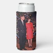 クリスマスツリーのジョン・ケネディ&ジャクリーン会長 スリム缶クーラー (Seltzer裏面)