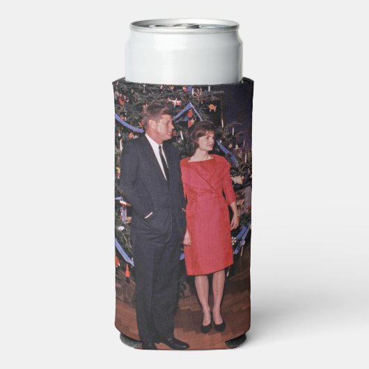 クリスマスツリーのジョン・ケネディ&ジャクリーン会長 スリム缶クーラー (Seltzer裏面)