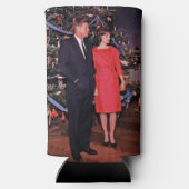 クリスマスツリーのジョン・ケネディ&ジャクリーン会長 スリム缶クーラー (裏面)