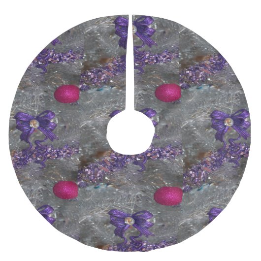 クリスマスツリーのスカートの紫色はピンクのオーナメントを曲げます ブラッシュドポリエステルツリースカート (正面)