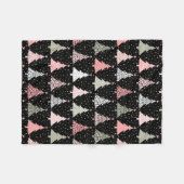 クリスマスツリーのピンクと緑(黒い背景) フリースブランケット (正面(横))