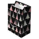 クリスマスツリーのピンクと緑（黒い背景） ミディアムペーパーバッグ (正面アングル)