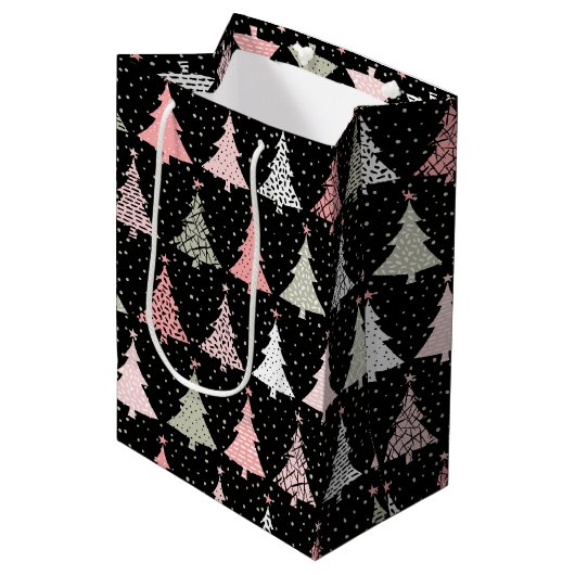 クリスマスツリーのピンクと緑（黒い背景） ミディアムペーパーバッグ (正面アングル)