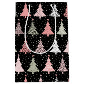 クリスマスツリーのピンクと緑（黒い背景） ミディアムペーパーバッグ (正面)