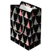クリスマスツリーのピンクと緑（黒い背景） ミディアムペーパーバッグ (裏面アングル)