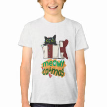 クリスマスツリーのライトに絡まった黒いサンタ猫