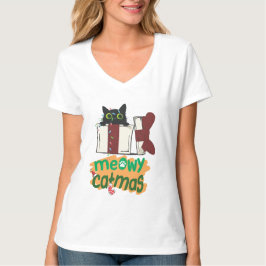 クリスマスツリーのライトに絡まった黒いサンタ猫 Tシャツ