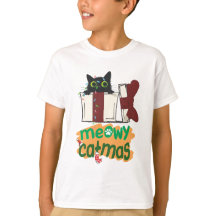 クリスマスツリーのライトに絡まった黒いサンタ猫