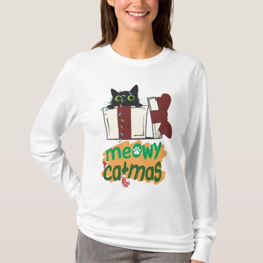 クリスマスツリーのライトに絡まった黒いサンタ猫 Tシャツ (正面)