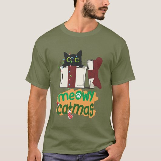 クリスマスツリーのライトに絡まった黒いサンタ猫 Tシャツ (正面)