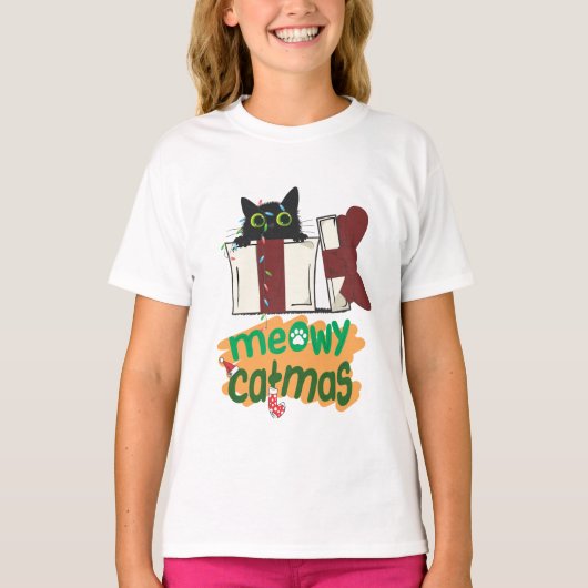 クリスマスツリーのライトに絡まった黒いサンタ猫 Tシャツ (正面)