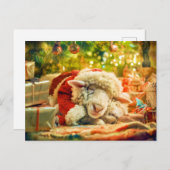 クリスマスツリーのライトの下で眠っている羊 シーズンポストカード (正面/裏面)