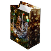 クリスマスツリーの上の小さな子猫 ミディアムペーパーバッグ (正面アングル)