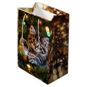 クリスマスツリーの上の小さな子猫 ミディアムペーパーバッグ (裏面アングル)